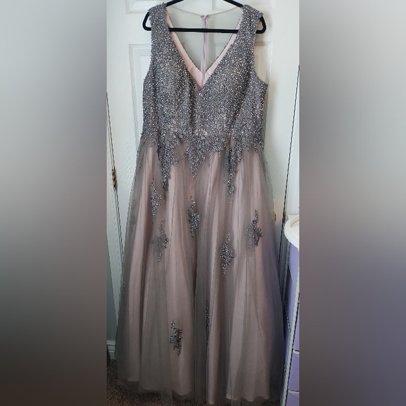 Elegant Gray and Lavender Embellished Gown - Picture 4 of 13